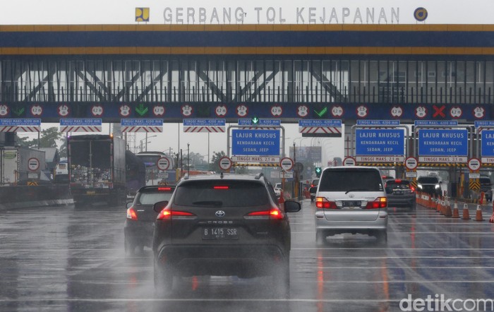 detikcom bersama Toyota Cross Hybrid sukses menjelajah beragam medan dalam Road Trip Jakarta-Bali. Salah satunya hujan deras yang mengguyur selama perjalanan.