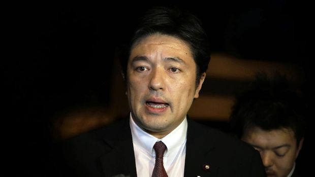 In this photo taken Friday, Jan. 23, 2015, Yasuhide Nakayama, a Japanese deputy foreign minister, talks to media in Amman, Jordan. Japan promised Saturday not to give up 