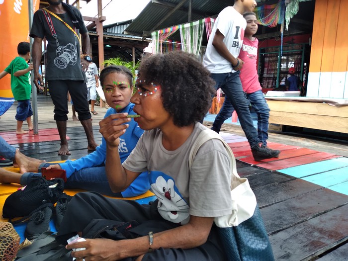 Warga Papua makan pinang