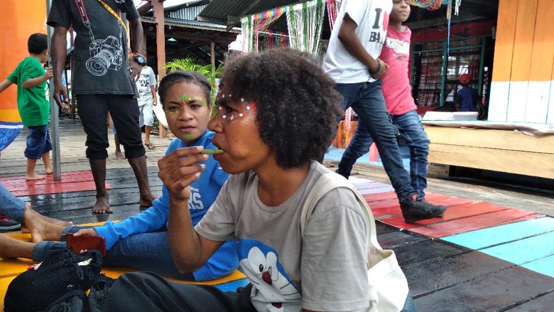 Warga Papua makan pinang Warga Papua makan pinang