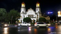 Ada pula bangunan bersejarah yang berusia lebih dari 100 tahun yakni Lawang Sewu.