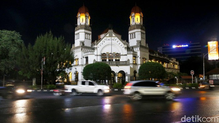Libur Nataru di Semarang belum lengkap rasanya jika tak berkunjung ke landmark Tugu Muda. Ikon Kota Semarang itu terlihat sangat indah saat malam hari.