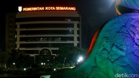 Gedung Pemkot Semarang juga bersebelahan dengan Tugu Muda.