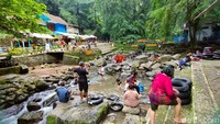 Di musim hujan, pengunjung tidak perlu cemar akan terjadinya banjir di aliran Sungai Cipaniis. Itu karena jika terjadi banjir air akan otomatis dialihkan menuju aliran sungai lainnya sehingga tidak membahayakan wisatawan yang sedang berenang.