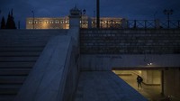 Kota Athena juga tidak ketinggalan melakukan lockdown kembali. beberapa negara dunia melakukan lockdowm kembali yaitu Jepang, Italy, Jerman, Spanyol, dan Austria. AP/Petros Giannakouris