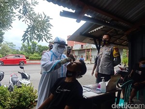 Pengunjung Pantai Pangandaran Jalani Rapid Test Antigen