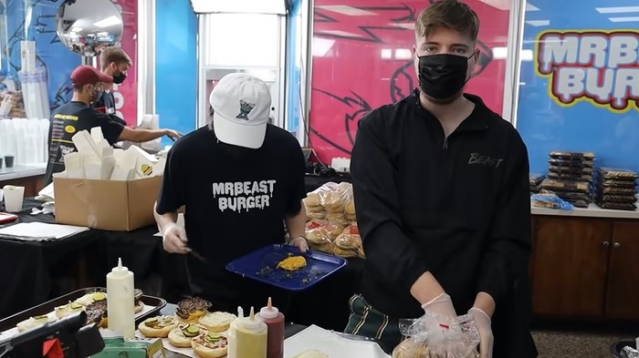 YouTuber Amerika Bikin Resto Gratis dan Bagikan Segepok Uang