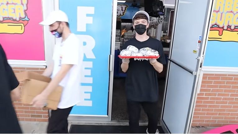 YouTuber Amerika Bikin Resto Gratis dan Bagikan Segepok Uang