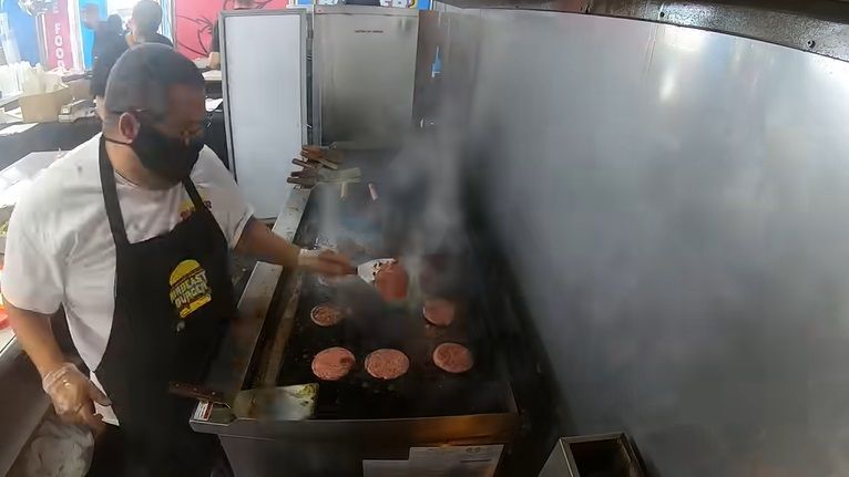 YouTuber Amerika Bikin Resto Gratis dan Bagikan Segepok Uang