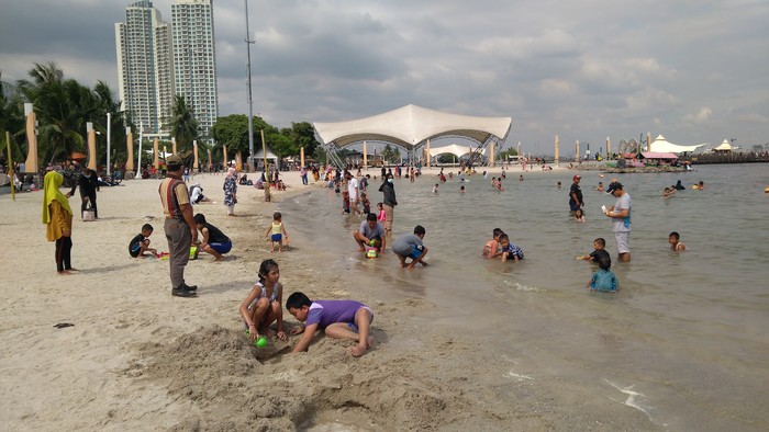 Pantai Lagoon di Ancol ramai didatangi warga.