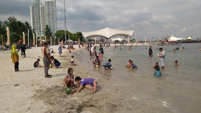 Pantai Lagoon di Ancol ramai didatangi warga.