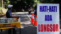 Polisi mengarahkan kendaraan wisatawan yang akan pulang ke berbagai daerah terutama Jakarta, melalui jalur arteri. 
