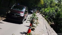 Wisatawan yang melintas Jalan Kolonel Masturi, menuju arah Padalarang, diimbau berhati-hati karena terjadi longsor di dekat objek wisata Curug Pelangi Cimahi.