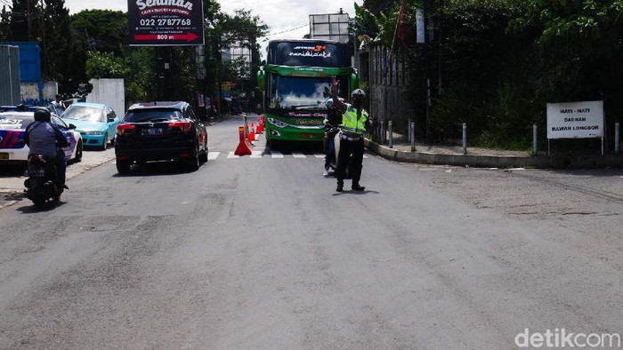 Arus Balik Libur Natal 2020 di Lembang Ramai Lancar Arus balik libur Natal 2020 di Jalan Raya Lembang, Lembang arah Bandung terpantau lancar. Tidak akan penumpukan kendaraan yang berarti.