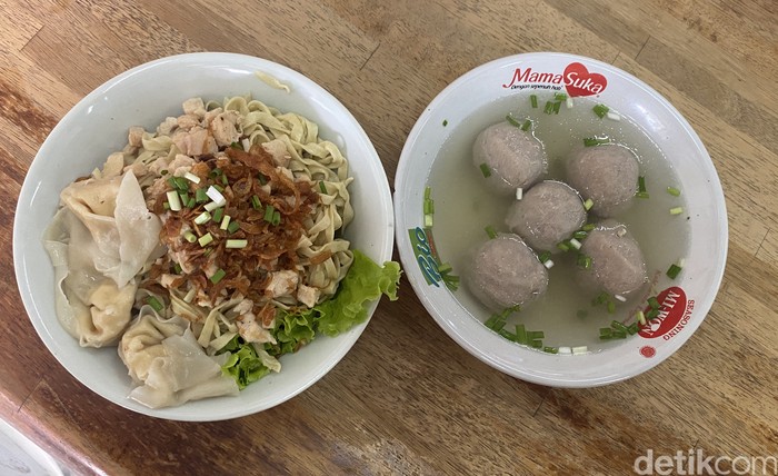 Ayo Rek! Sarapan Enak Pangsit Mie dan Bakwan Sapi Klasik di Surabaya