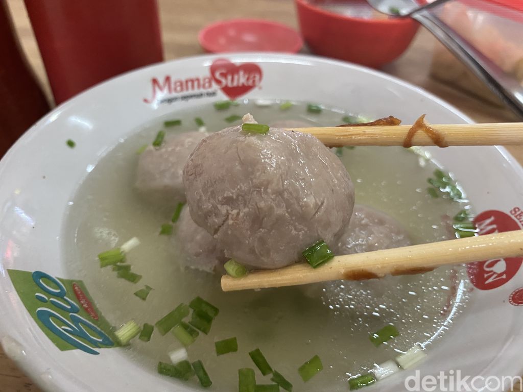 Ayo Rek! Sarapan Enak Pangsit Mie dan Bakwan Sapi Klasik di Surabaya