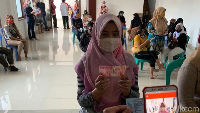 Sejumlah bantuan sosial (bansos) bakal cair lagi di tahun 2021 ini. Salah satunya bansos tunai sebesar Rp 300 ribu per bulan.