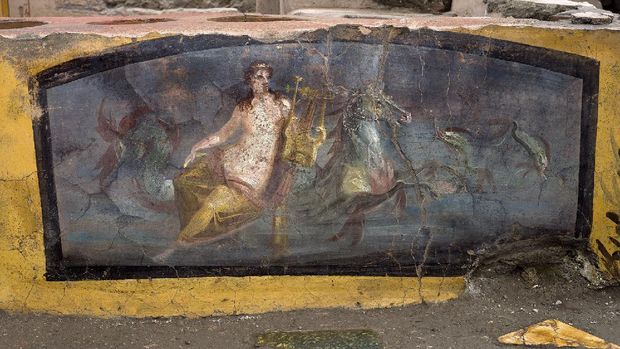 Bar berusia lebih dari 2.000 tahun ditemukan di Pompeii, Italia. Bar dalam keadaan terawat, meski tertutup abu vulkanik bekas letusan gunung api tahun 79 masehi. (AP/Luigi Spina)
