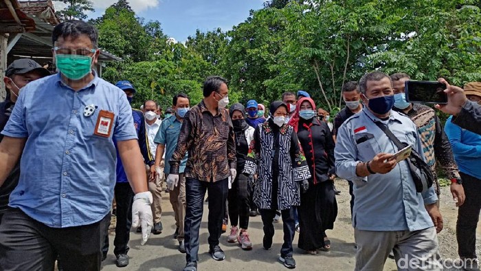 Beri Bantuan Warga Ponorogo, Risma Didampingi Pejabat Pemkot Surabaya