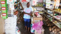 Pemilik nama lengkap Zaldi Shalahuddin (42) alias Bang Ipit, kini memiliki kedai sayur dan sembako yang lumayan besar di Pasar Badau, di batas Indonesia-Malaysia. 
