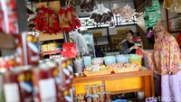 Bahkan, di tengah pandemi COVID-19 ini, banyak warga di perbatasan yang memang sengaja mencari bumbu dapur di warungnya. Kalau biasanya sebelum pandemi, lebih banyak orang dari seberang, Malaysia.