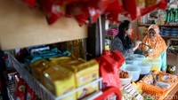 Semua bermula saat Ipit mulai merintis bisnis berjualan Bumbu Dapur di pinggir jalan tepat disimpang empat Pasar Badau. Dagangannya selalu laris dan habis, bahkan selalu diminati oleh warga seberang Malaysia yang memang sengaja berbelanja di batas negeri.