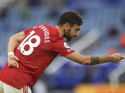 Di pos gelandang serang ada pemain Manchester United, Bruno Fernandes. Pria asal Portugal ini memang cukup tokcer menjebol gawang lawan (AP/Carl Recine)