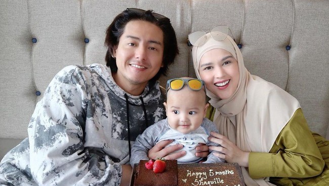 Sebelum menikahi Cut Meyriska pada 17 Agustus 2019, Roger Danuarta memutuskan untuk menjadi seorang mualaf. Roger resmi menjadi muslim pada tahun 2018. Sebelumnya hubungan keduanya sempat terhambat restu orangtua karena perbedaan agama.  Foto: Instagram @cutratumeyriska