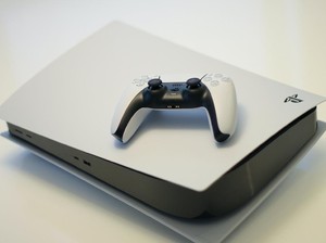 Beli PS5 Online, Wanita Ini Malah Terima Air Mineral