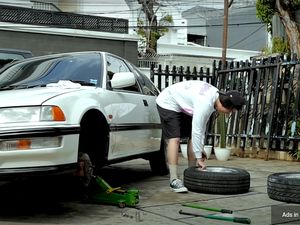 Ban Depan dan Ban Belakang Mobil Mereknya Beda, Boleh Enggak, Sih?