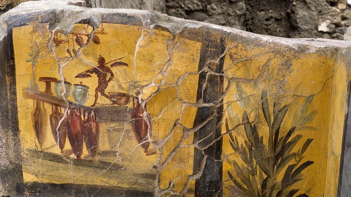 Foto tak bertanggal yang disediakan oleh kantor pers taman Arkeologi Pompeii menunjukkan termopolium di taman arkeologi Pompeii, dekat Napoli, Italia. Sebuah restoran cepat saji yang ditemukan di Pompeii kini telah digali seluruhnya, membantu mengungkap beberapa hidangan favorit warga kota Romawi kuno yang suka makan di luar. Kepala lama Taman Arkeologi Pompeii, Massimo Osanna mengatakan Sabtu, 26 Desember 2020, dalam sebuah pernyataan bahwa sementara sekitar 80 makanan cepat saji semacam itu telah ditemukan di Pompeii, itu adalah pertama kalinya tempat makan semacam itu - yang dikenal sebagai termopolium sejak disajikan. makanan panas - telah digali seluruhnya. (Luigi Spina/Parco Archeologico di Pompei via AP)