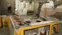 Arkeolog  yang bekerja meneliti di Pompeii menemukan sejumlah benda yang menunjukkan bahwa 2.000 tahun lalu sudah ada kedai makanan cepat saji atau fast food (Thermopolium) di Pompeii, Italia. (AP/Luigi Spina)