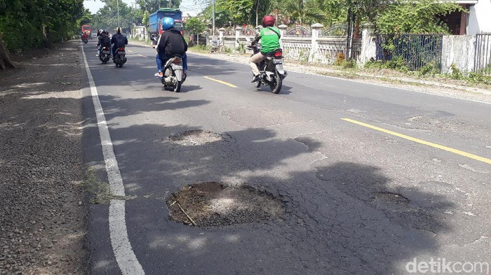 Jalan nasional rute Bojonegoro hingga Babat banyak berlubang