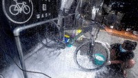 Biaya cuci sepda ini Rp 60 ribu hingga 70 ribu tergantung jenis sepeda tersebut.