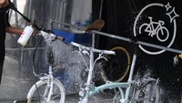 Pegawai mencuci sepeda konsumen di Bike 2 Wash Mayestik, Jakarta Selatan, Minggu (27/12/2020).