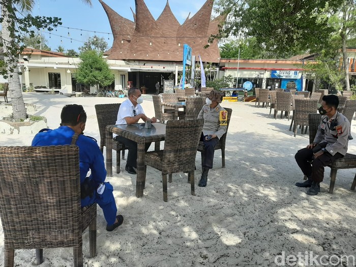 Kapolres Lombok Barat, AKBP Feri Jaya Satriawan bersama pengelola wisata Gili Trawangan.