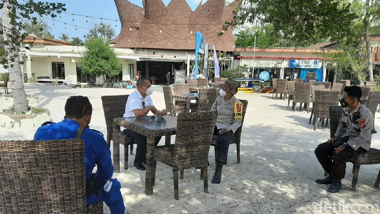 Kapolres Lombok Barat, AKBP Feri Jaya Satriawan bersama pengelola wisata Gili Trawangan.