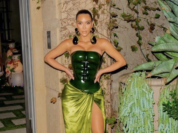 Kim Kardashian pakai baju hijau dibilang mirip Hulk dan Kura-kura Ninja.