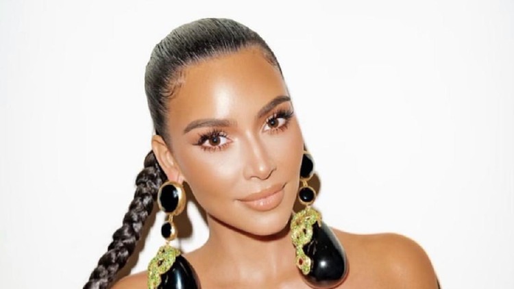 Kim Kardashian pakai baju hijau dibilang mirip Hulk dan Kura-kura Ninja.