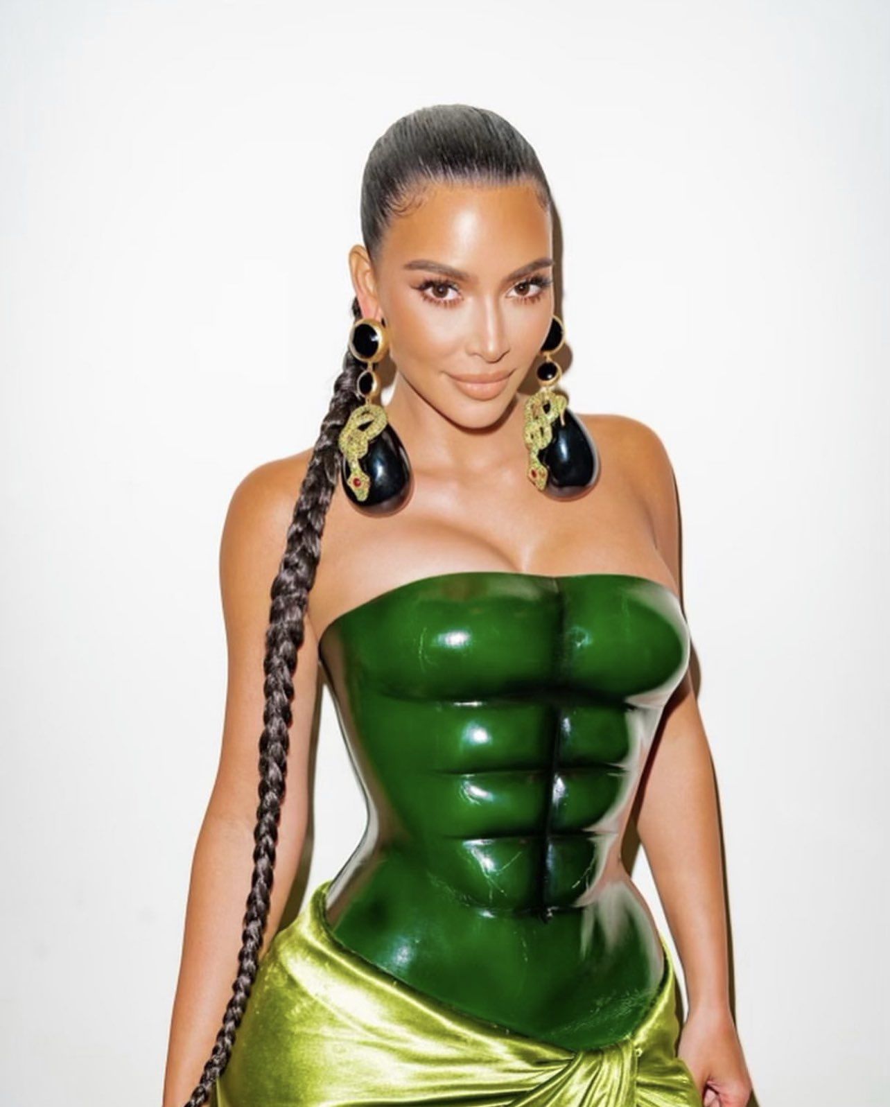 Kim Kardashian pakai baju hijau dibilang mirip Hulk dan Kura-kura Ninja.