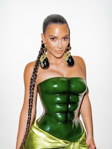 Kim Kardashian Kim Kardashian pakai baju hijau dibilang mirip Hulk dan Kura-kura Ninja.