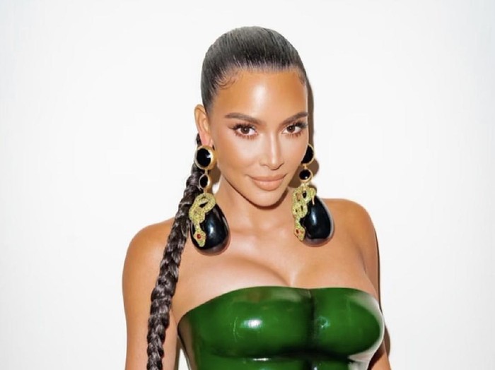 Kim Kardashian pakai baju hijau dibilang mirip Hulk dan Kura-kura Ninja.