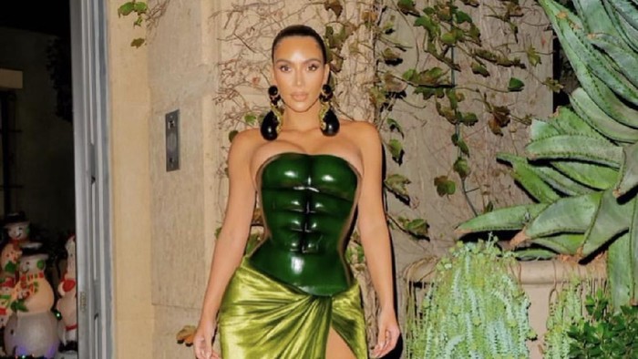 Kim Kardashian Kim Kardashian pakai baju hijau dibilang mirip Hulk dan Kura-kura Ninja.