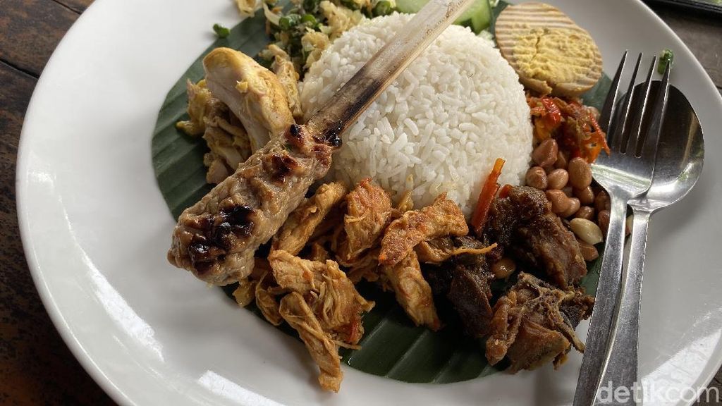 5 Nasi Campur Bali Halal Isi Ayam yang Terkenal Enak, Cobain Yuk!