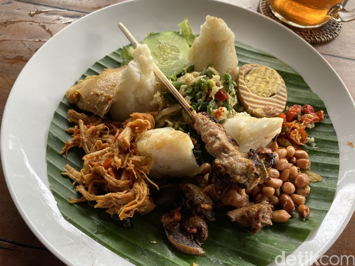 Nasi Ayam Kedewatan Ibu Mangku : Kelezatan Nasi Ayam Legendaris Bali