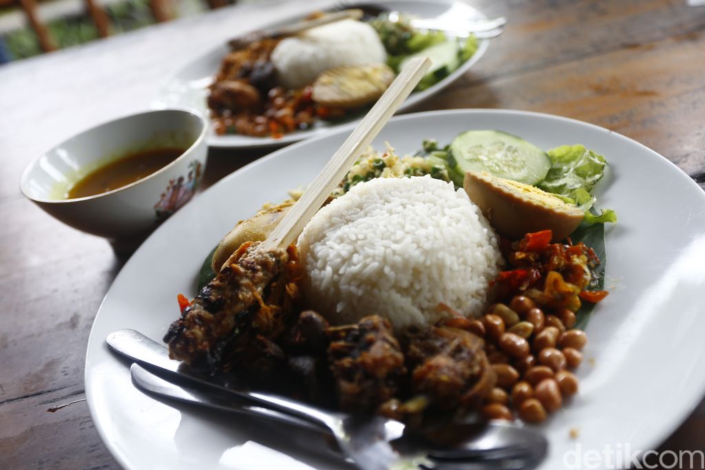 Nasi Ayam Kedewatan Ibu Mangku : Kelezatan Nasi Ayam Legendaris Bali