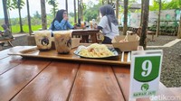 Untuk menu makanannya, ada beberapa makanan ringan seperti kentang goreng, sosis bakar, sosis goreng, pisang keju, spageti, roti bakar dan menu menarik lainnya yang enak dijadikan camilan teman kopi. Foto: detikFood/Dadang Hermansyah