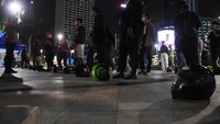 Patroli gabungan dilakukan untuk menertibkan warga yang berkerumun saat jam malam.