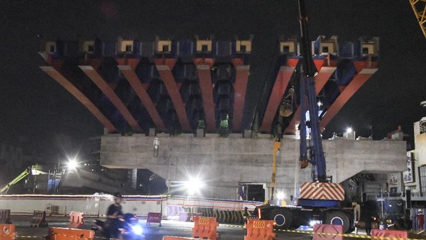Pemasangan Box Girder Tol Becakayu Seksi II A