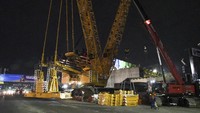 Sejumlah pekerja menyelesaikan pemasangan balok girder (erection girder) Tol Becakayu Seksi II A di Jalan Ahmad Yani, Bekasi, Jawa Barat, Minggu (27/12/2020) dini hari.